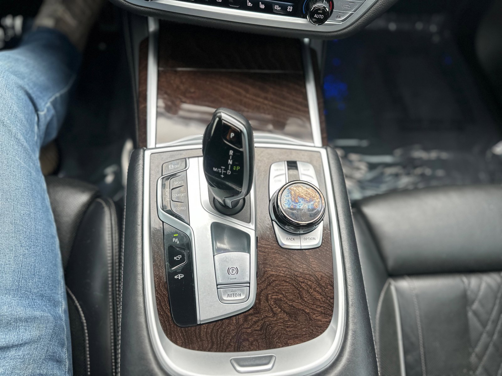 Used 2020 BMW 740i w/ M Sport Package image 31