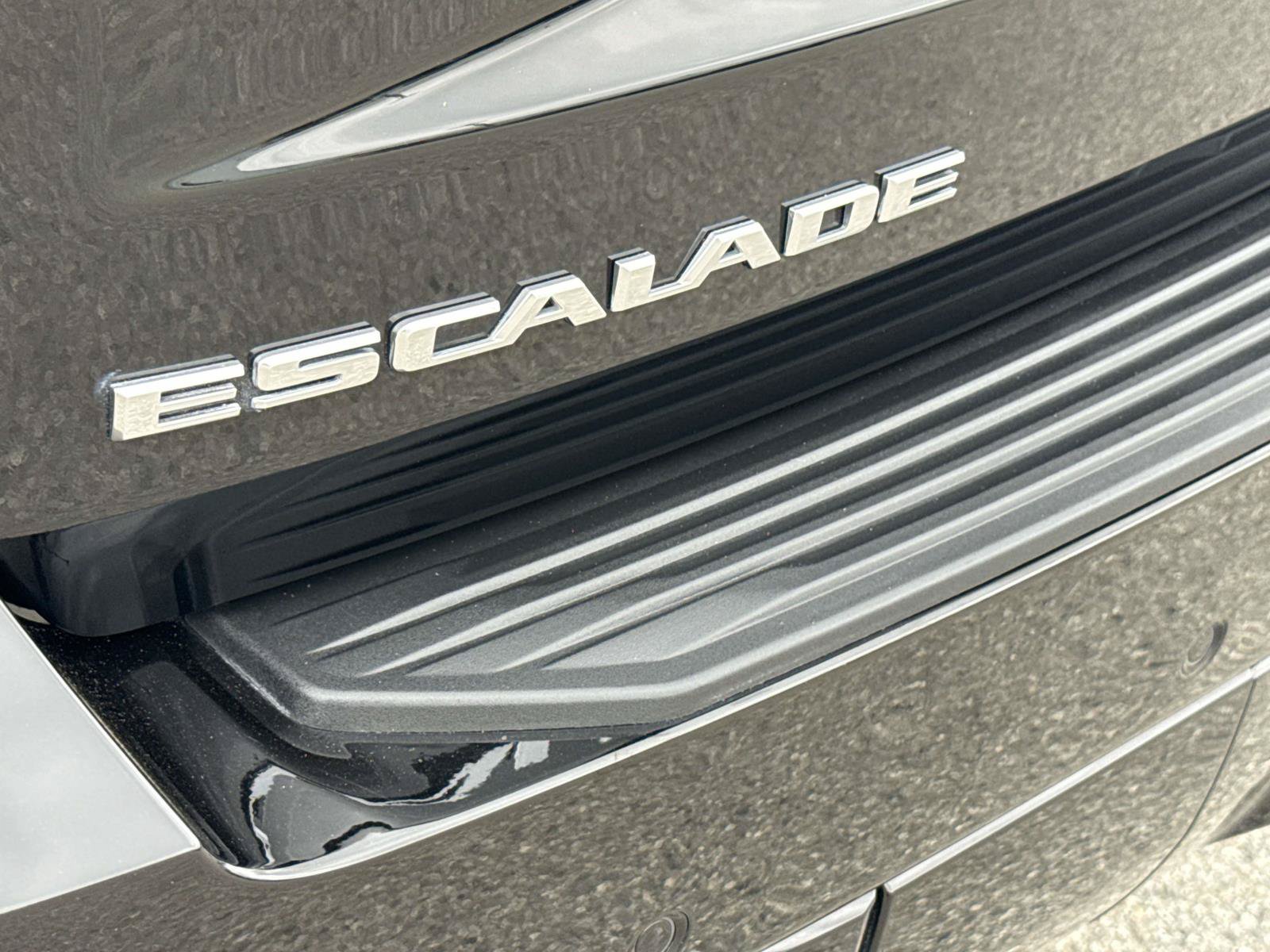 Used 2025 Cadillac Escalade ESV Sport AWD/4WD image 7