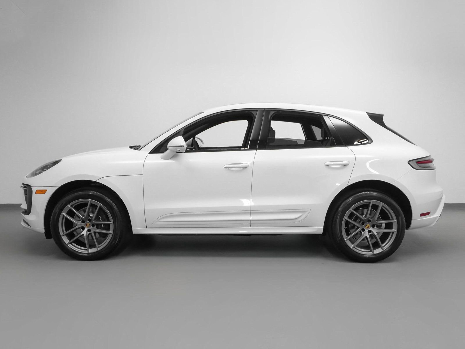 Certified 2025 Porsche Macan image 2