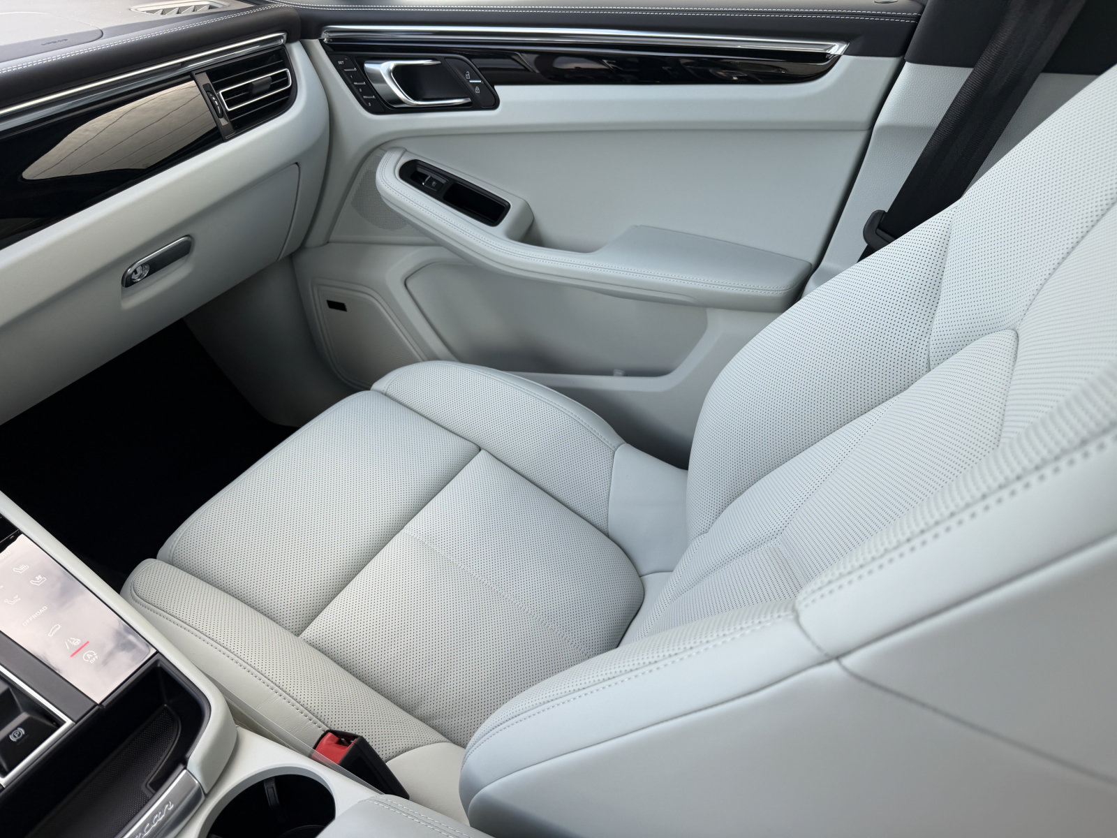 New 2026 Porsche Macan AWD/4WD image 15