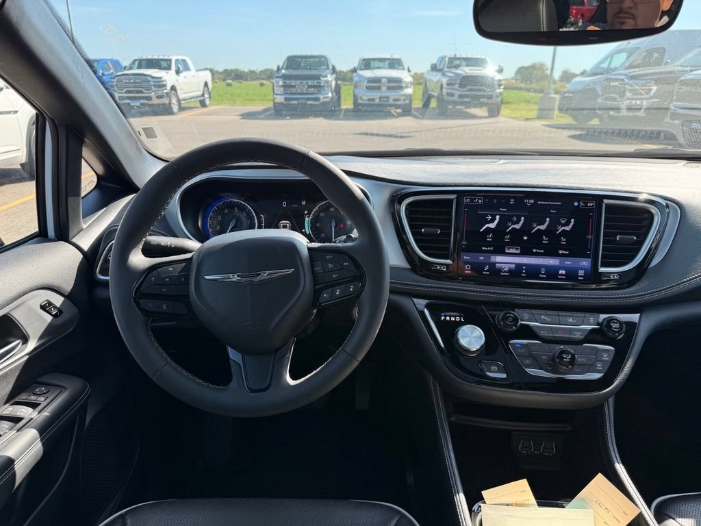 Used 2025 Chrysler Pacifica Limited FWD image 10