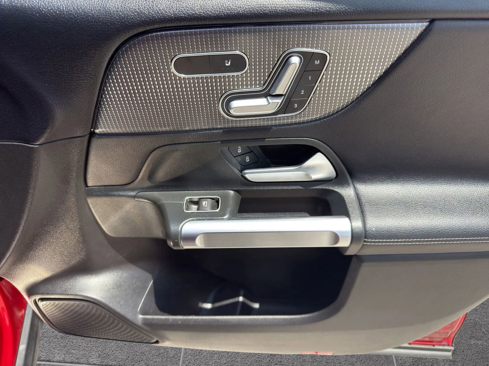 Used 2020 Mercedes-Benz GLB 250 4MATIC w/ Premium Package image 29