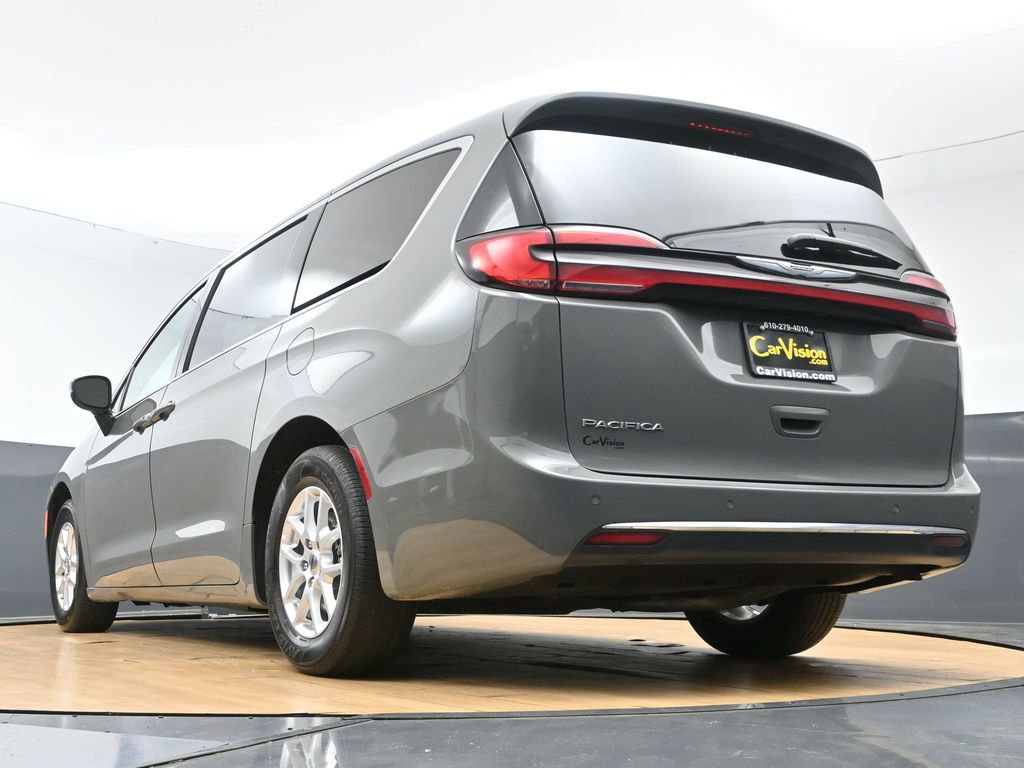 Used 2023 Chrysler Pacifica Touring-L FWD image 47