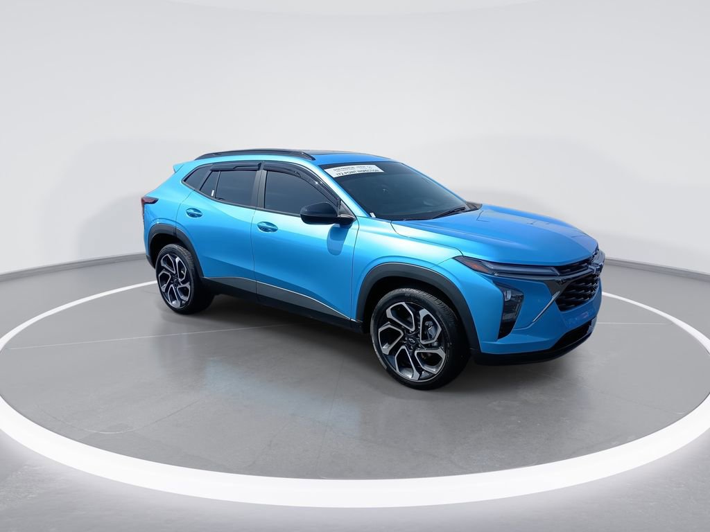 Used 2025 Chevrolet Trax RS w/ Sunroof Package FWD image 2