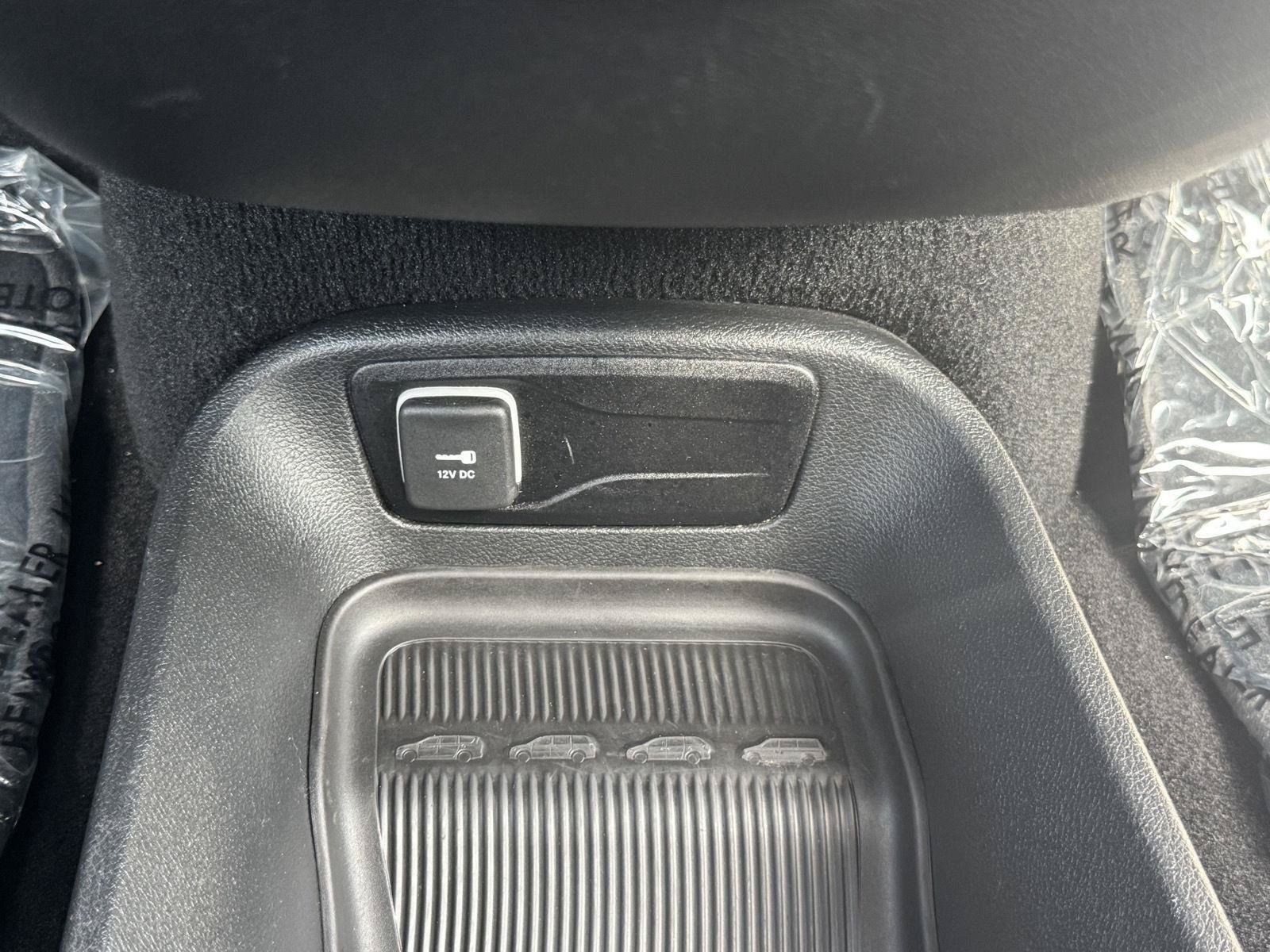 Used 2025 Chrysler Pacifica Select FWD image 24
