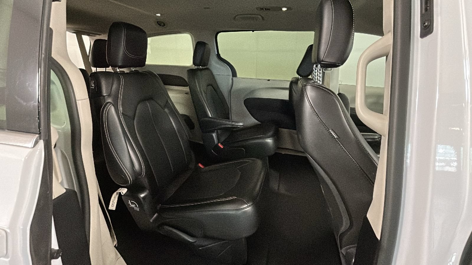 Used 2024 Chrysler Pacifica Touring-L FWD image 32
