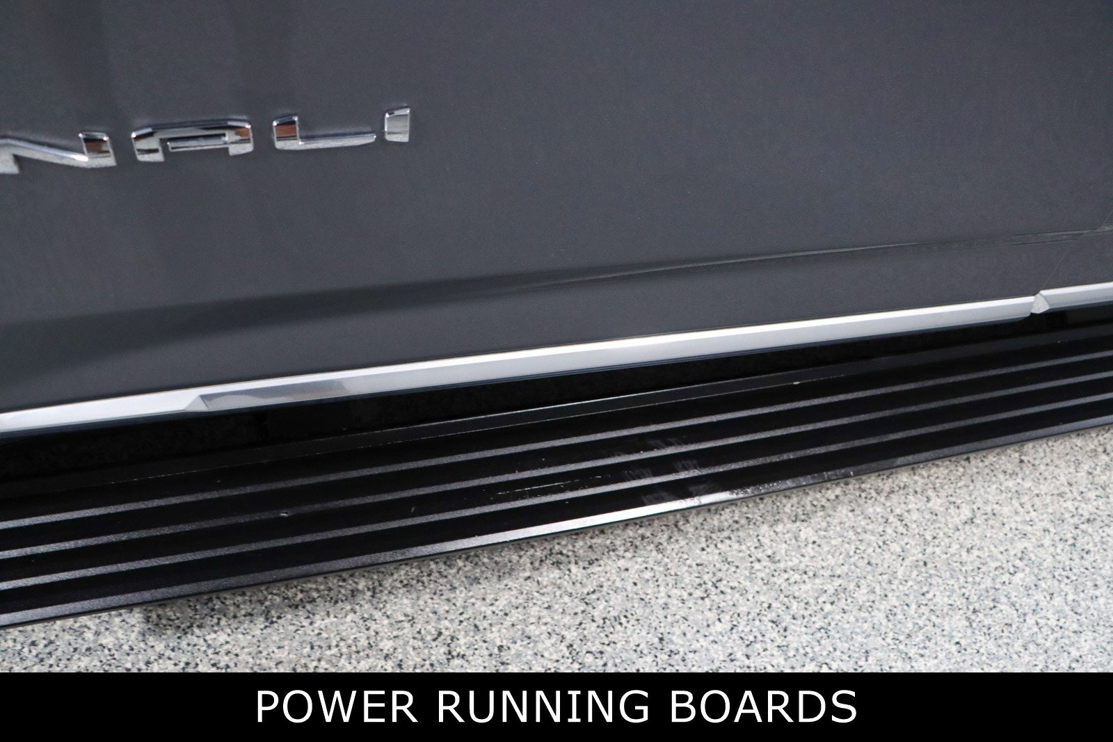 Used 2021 GMC Yukon Denali w/ Denali Premium Package image 12