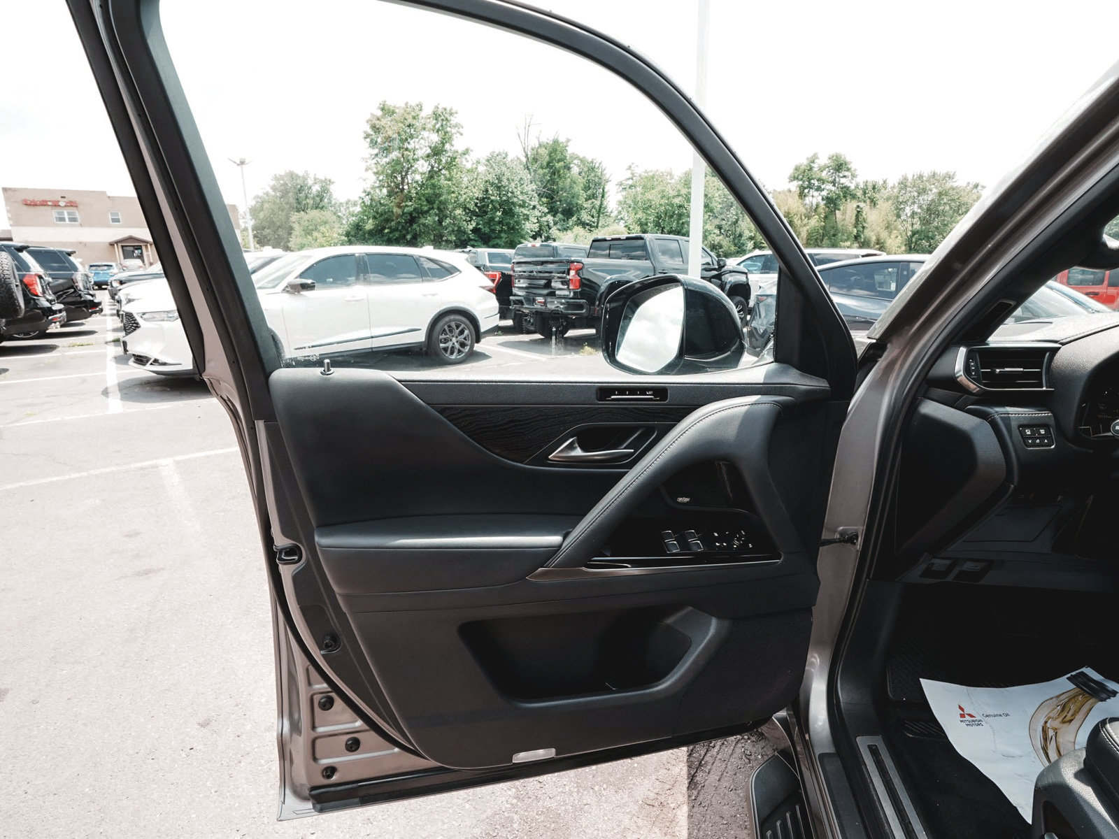 Used 2022 Lexus LX 600 4WD w/ Appearance Package image 8