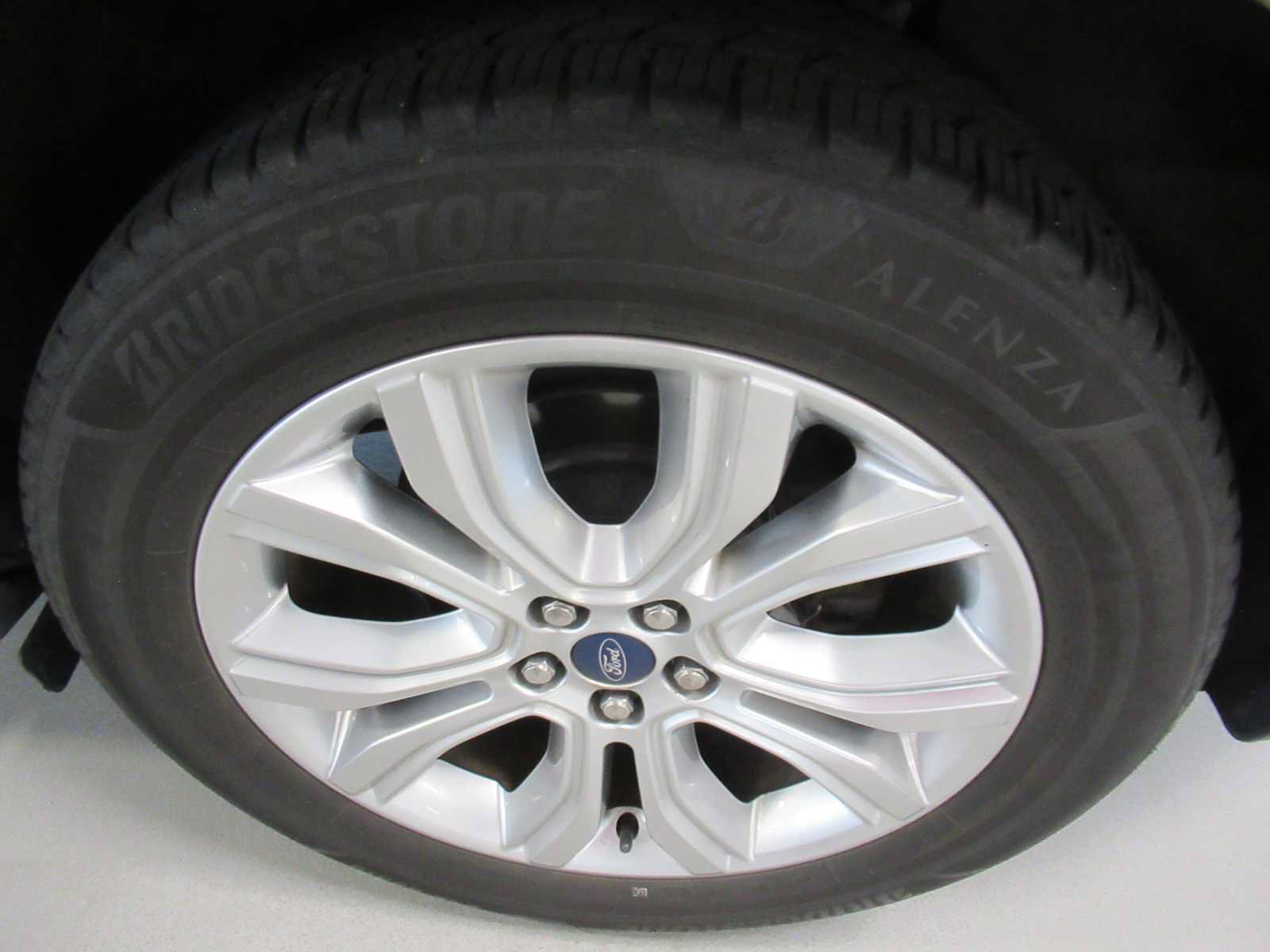 Used 2020 Ford Edge Titanium FWD image 9