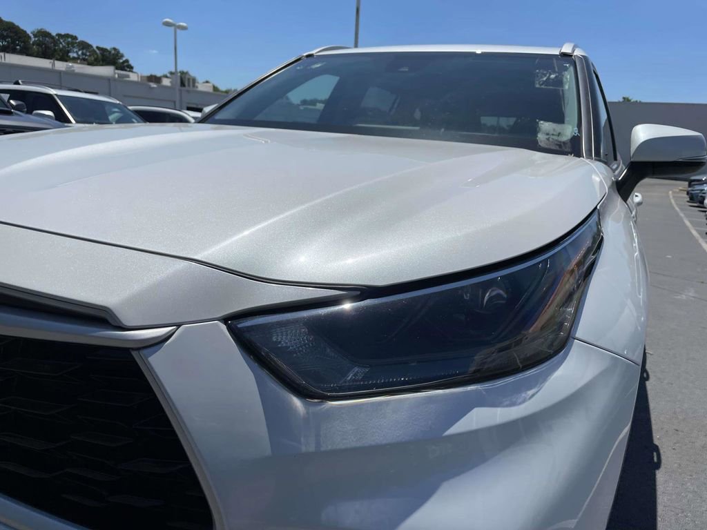 Used 2024 Toyota Highlander XLE AWD/4WD image 8