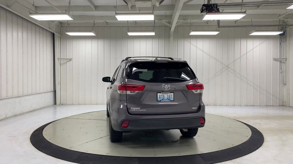 Used 2019 Toyota Highlander XLE FWD image 7