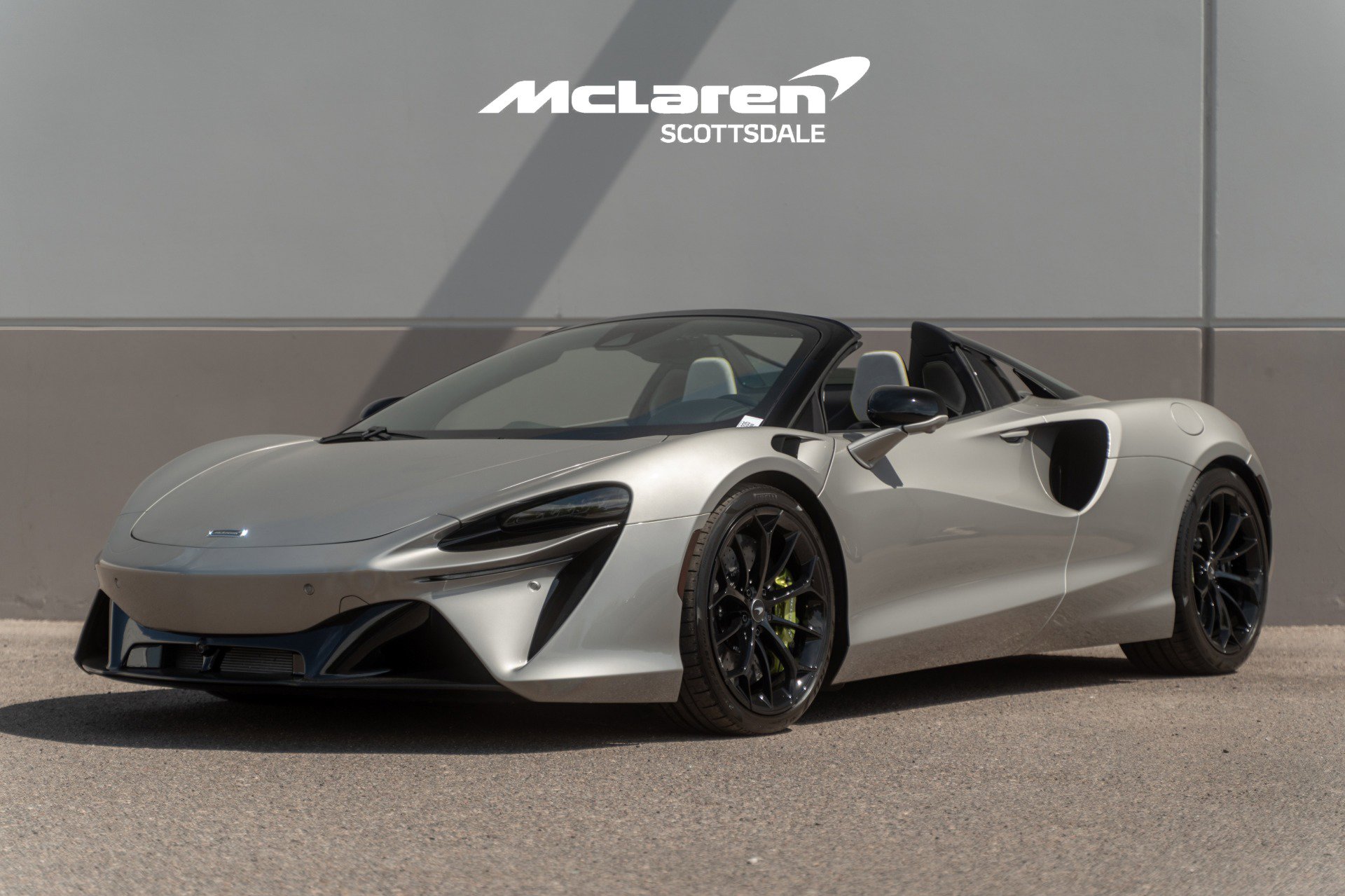 Used 2025 McLaren Artura Spider image 2