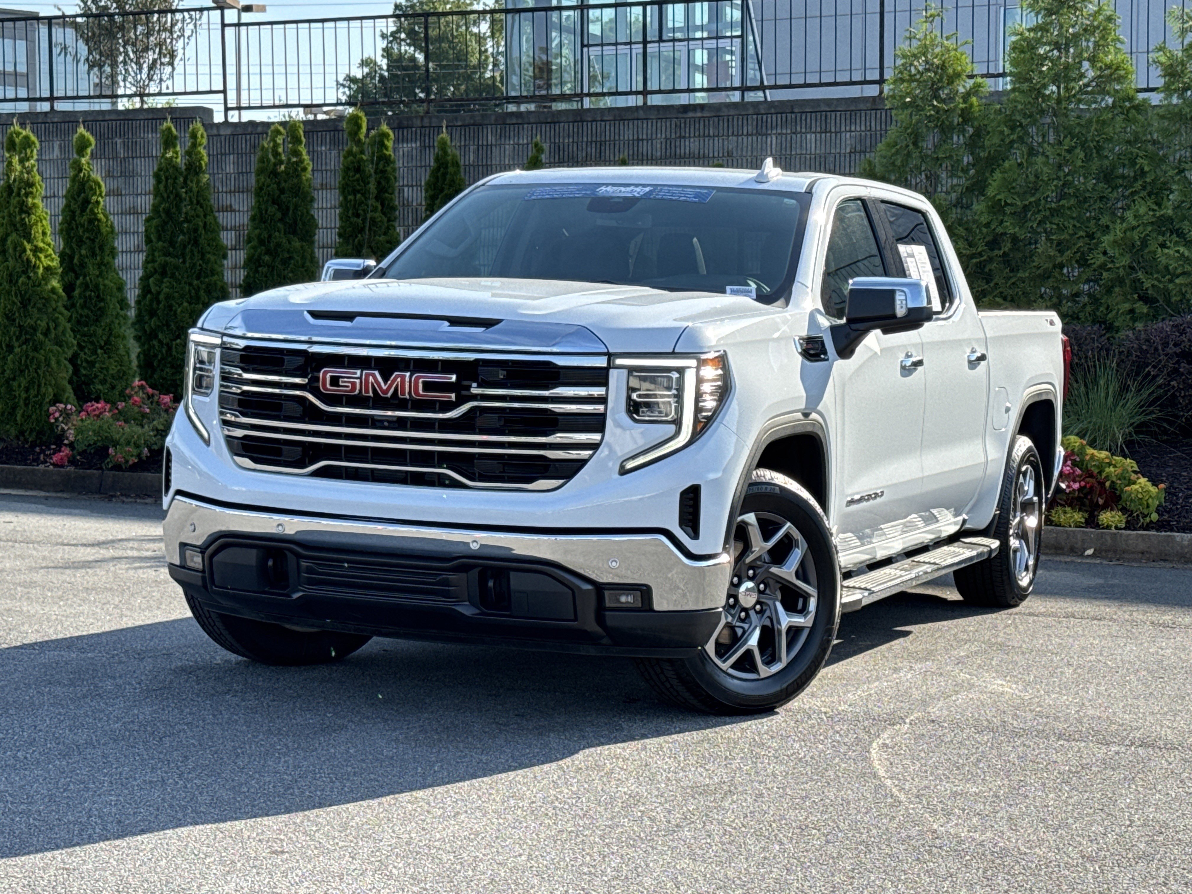 Used 2023 GMC Sierra 1500 SLT w/ SLT Premium Plus Package AWD/4WD image 5