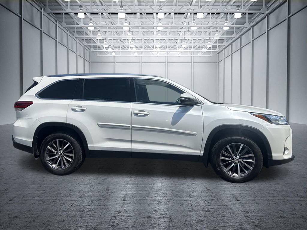 Used 2019 Toyota Highlander XLE AWD/4WD image 24