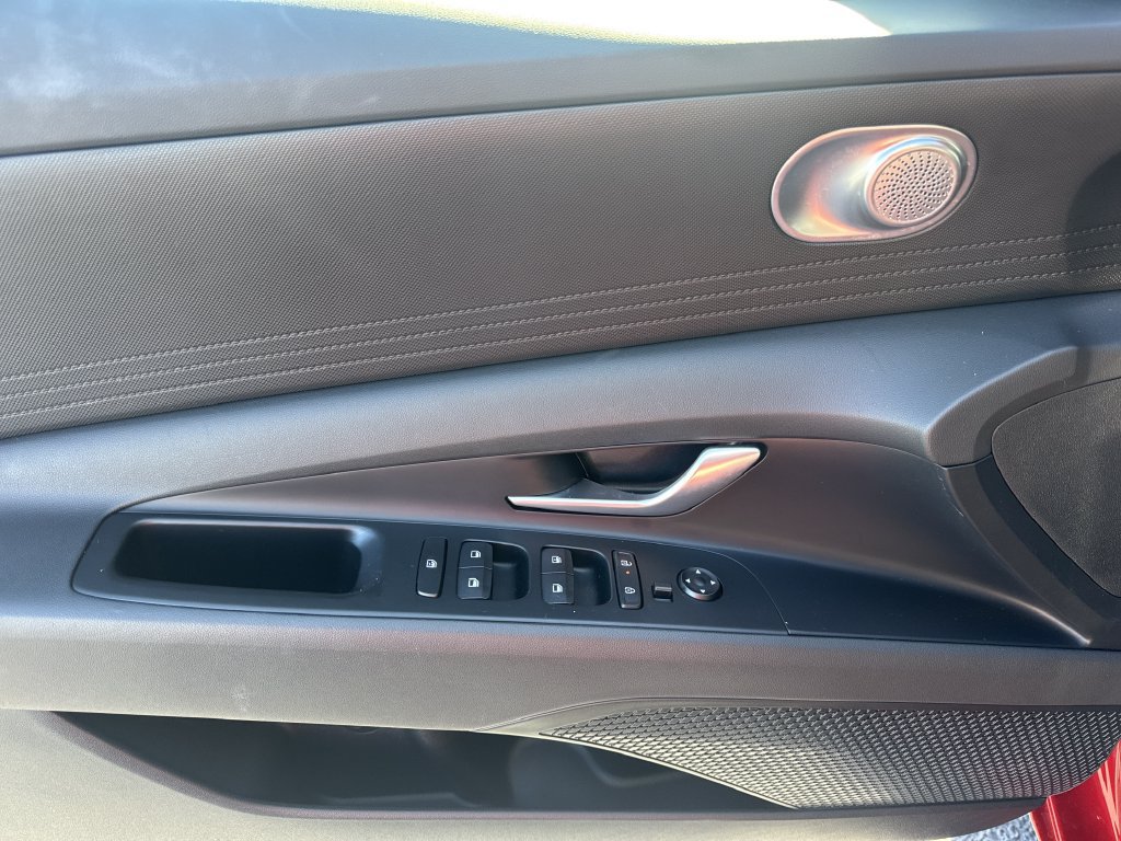 Used 2025 Hyundai Elantra SE FWD image 10