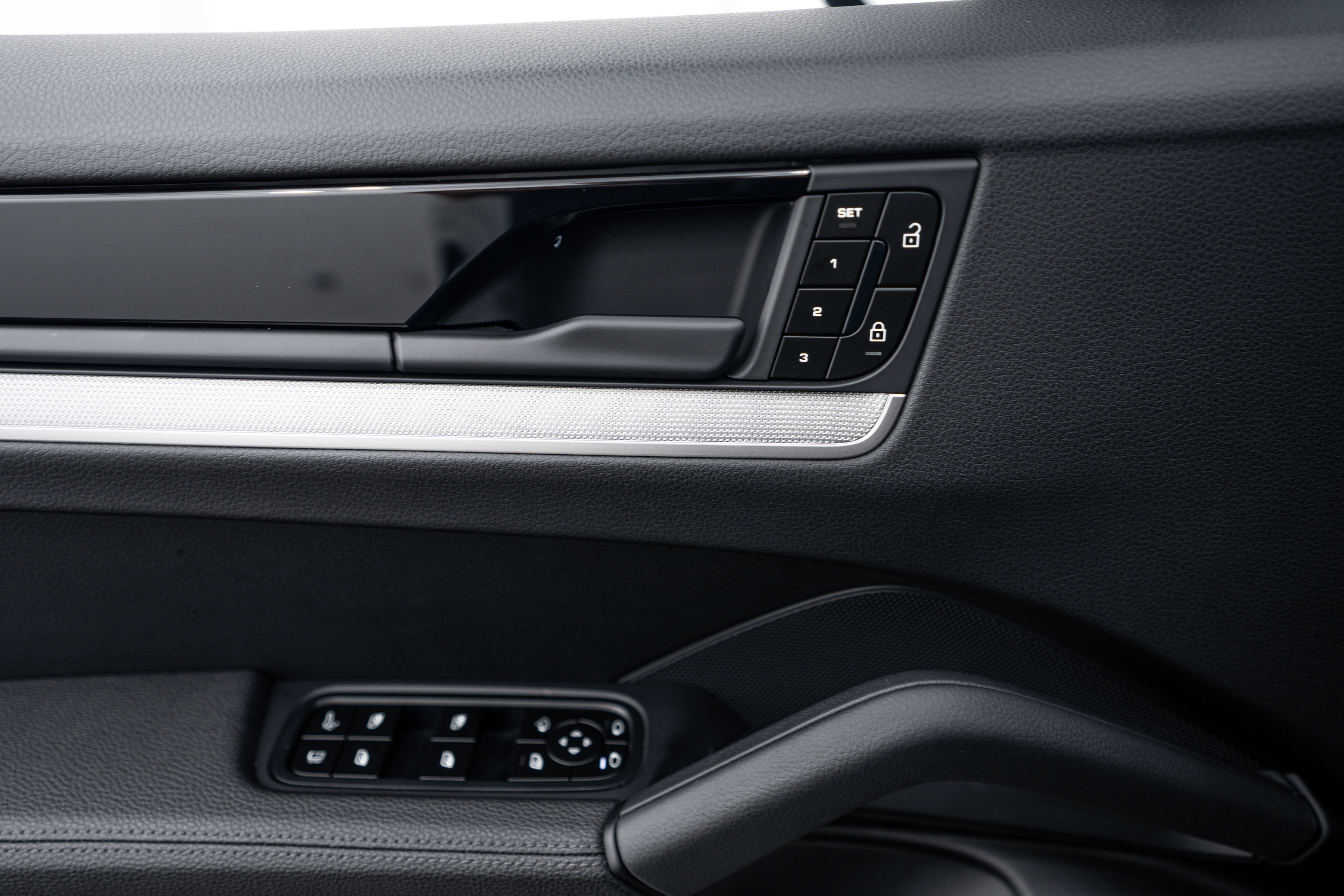 Certified 2025 Porsche Cayenne S AWD/4WD image 17