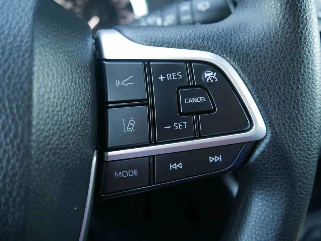 Used 2024 Toyota Highlander LE image 38