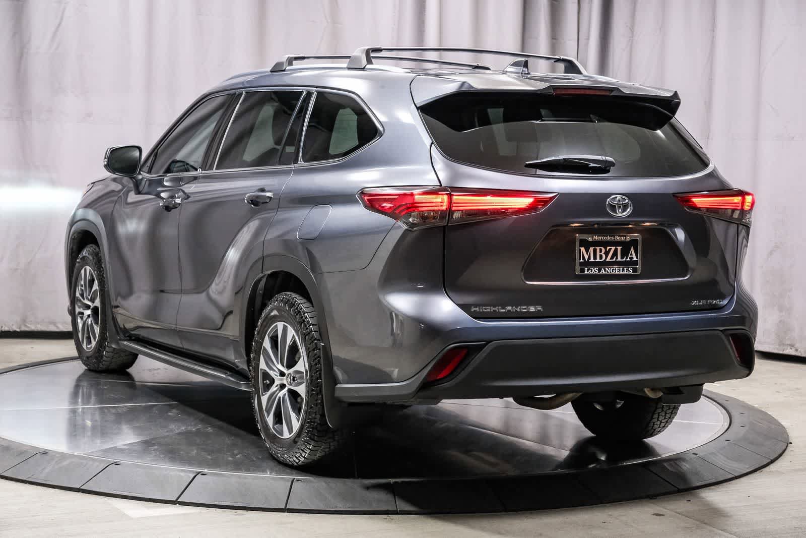 Used 2020 Toyota Highlander XLE AWD/4WD image 2