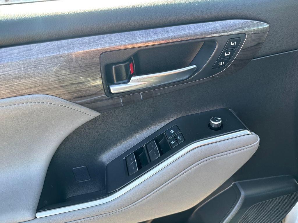 Used 2021 Toyota Highlander Limited AWD/4WD image 38