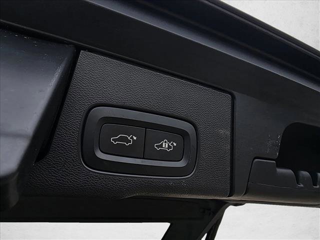 Used 2018 Volvo XC60 T6 Momentum w/ Convenience Package image 26