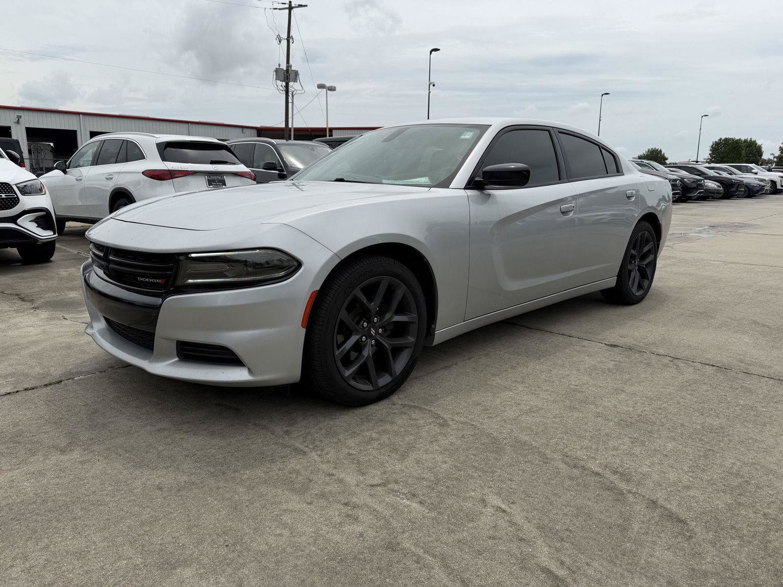 Used 2019 Dodge Charger SXT w/ Blacktop Package RWD image 3