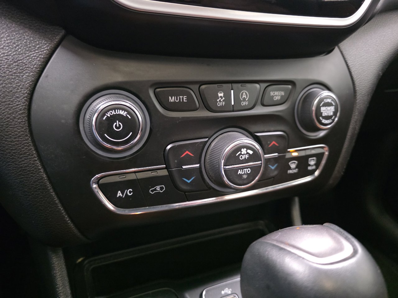 Used 2019 Jeep Cherokee Overland w/ Technology Group image 57