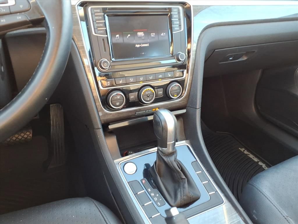 Used 2017 Volkswagen Passat 1.8T SE FWD image 25