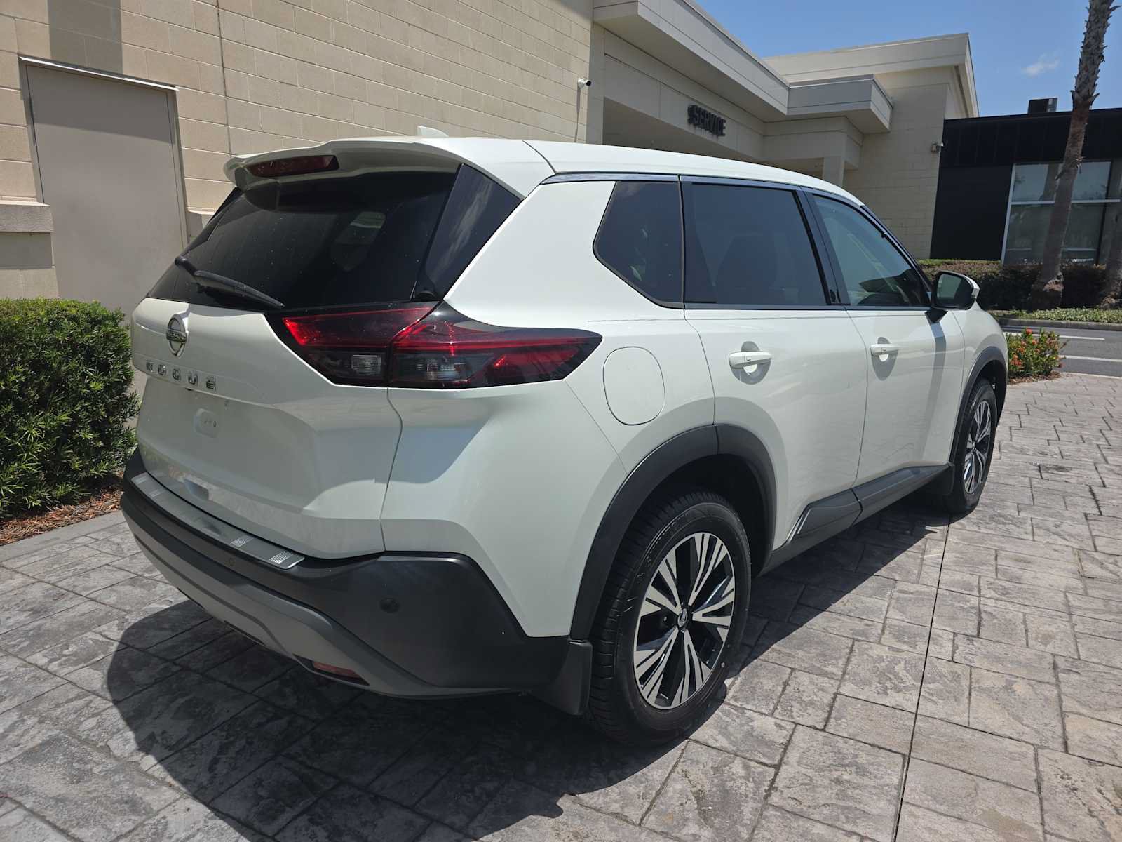 Used 2021 Nissan Rogue SV FWD image 3