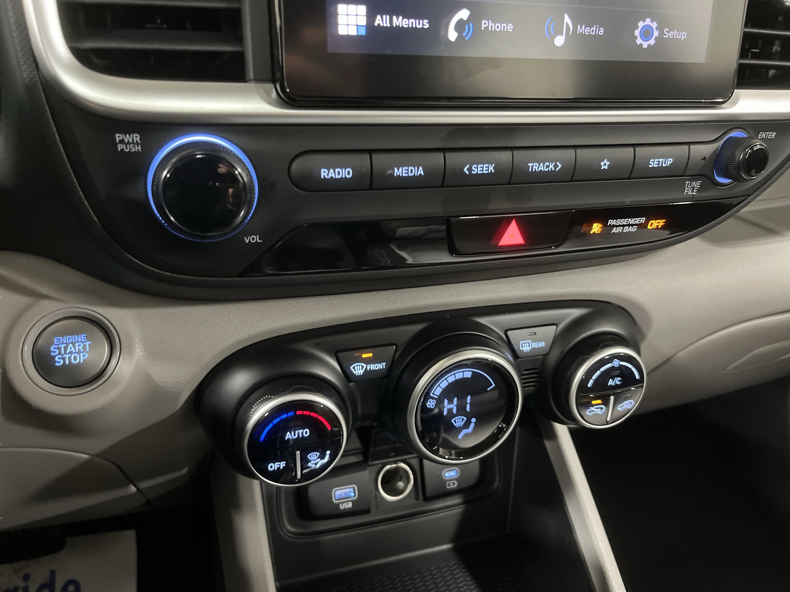 Used 2024 Hyundai Venue SEL image 24