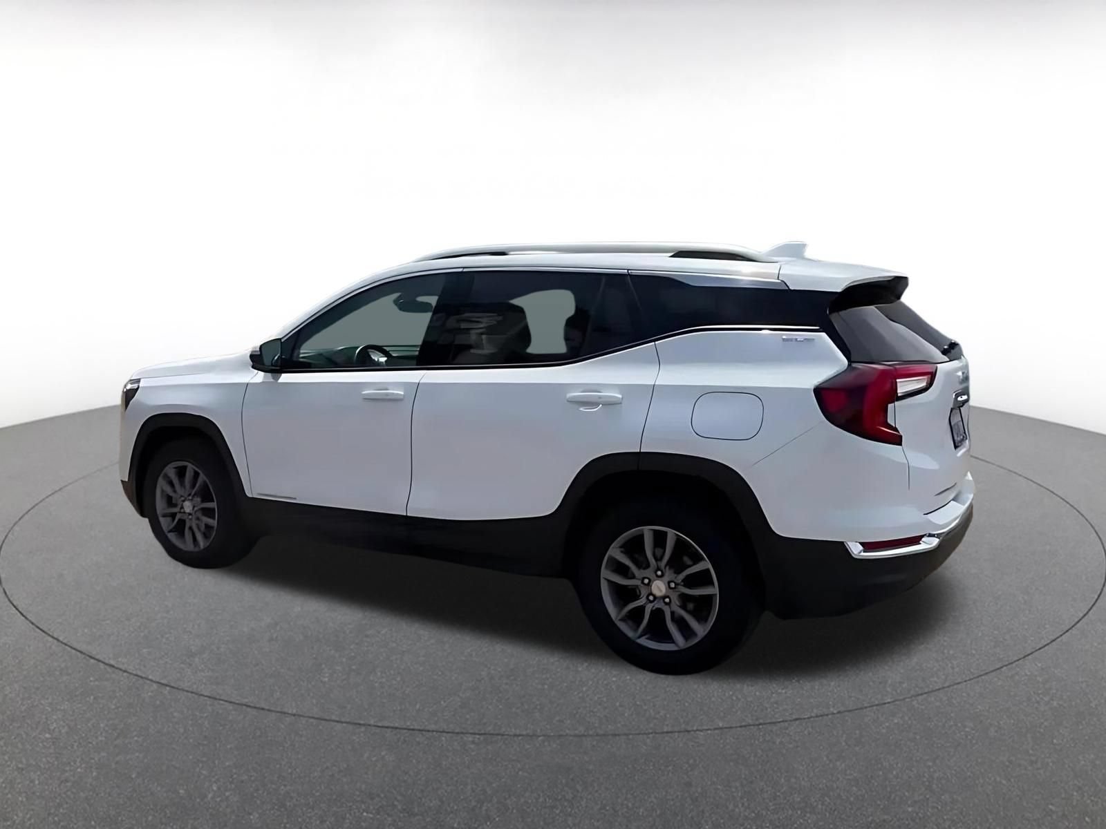 Used 2024 GMC Terrain SLT AWD/4WD image 10
