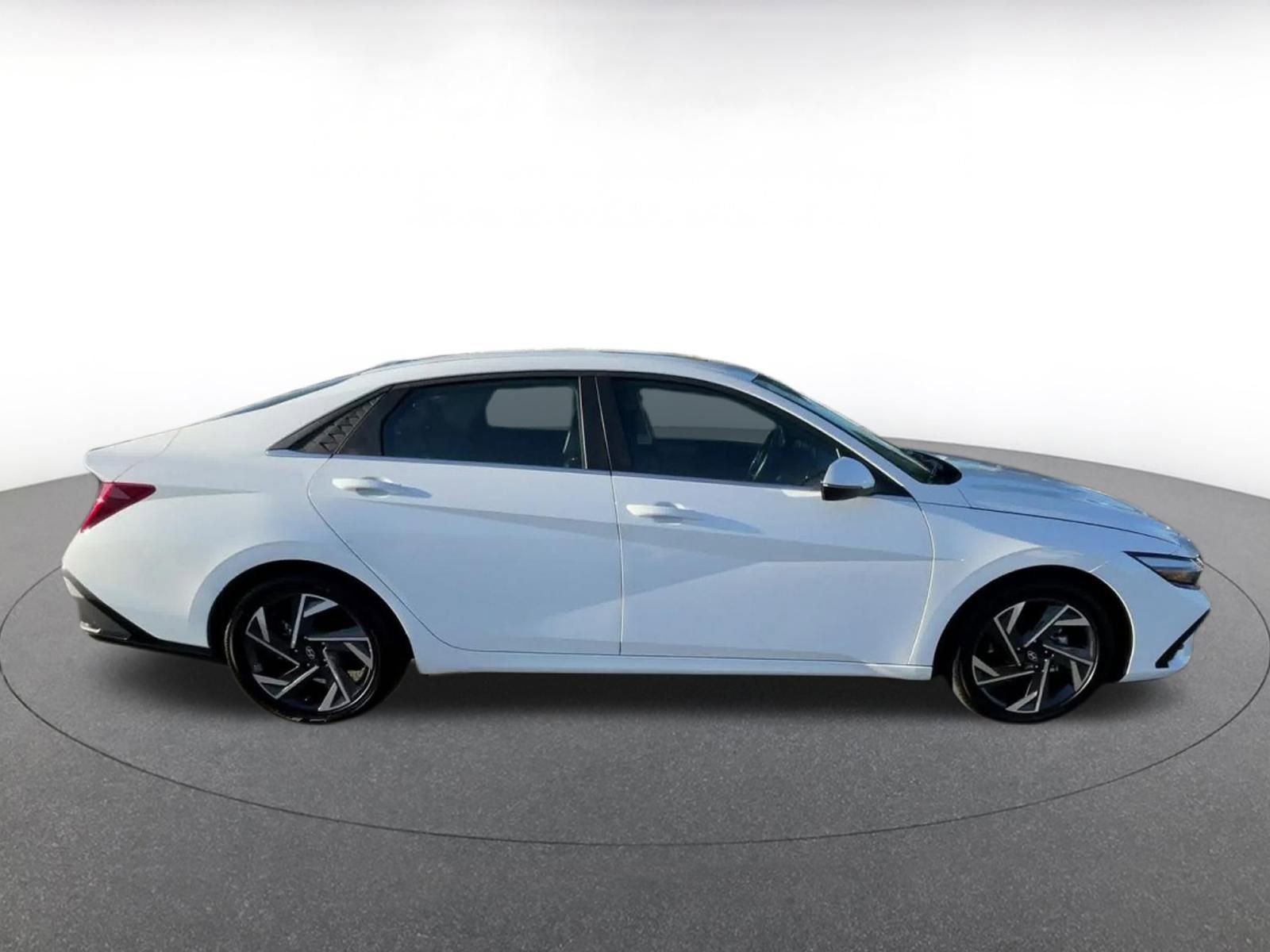 Used 2025 Hyundai Elantra Limited image 17