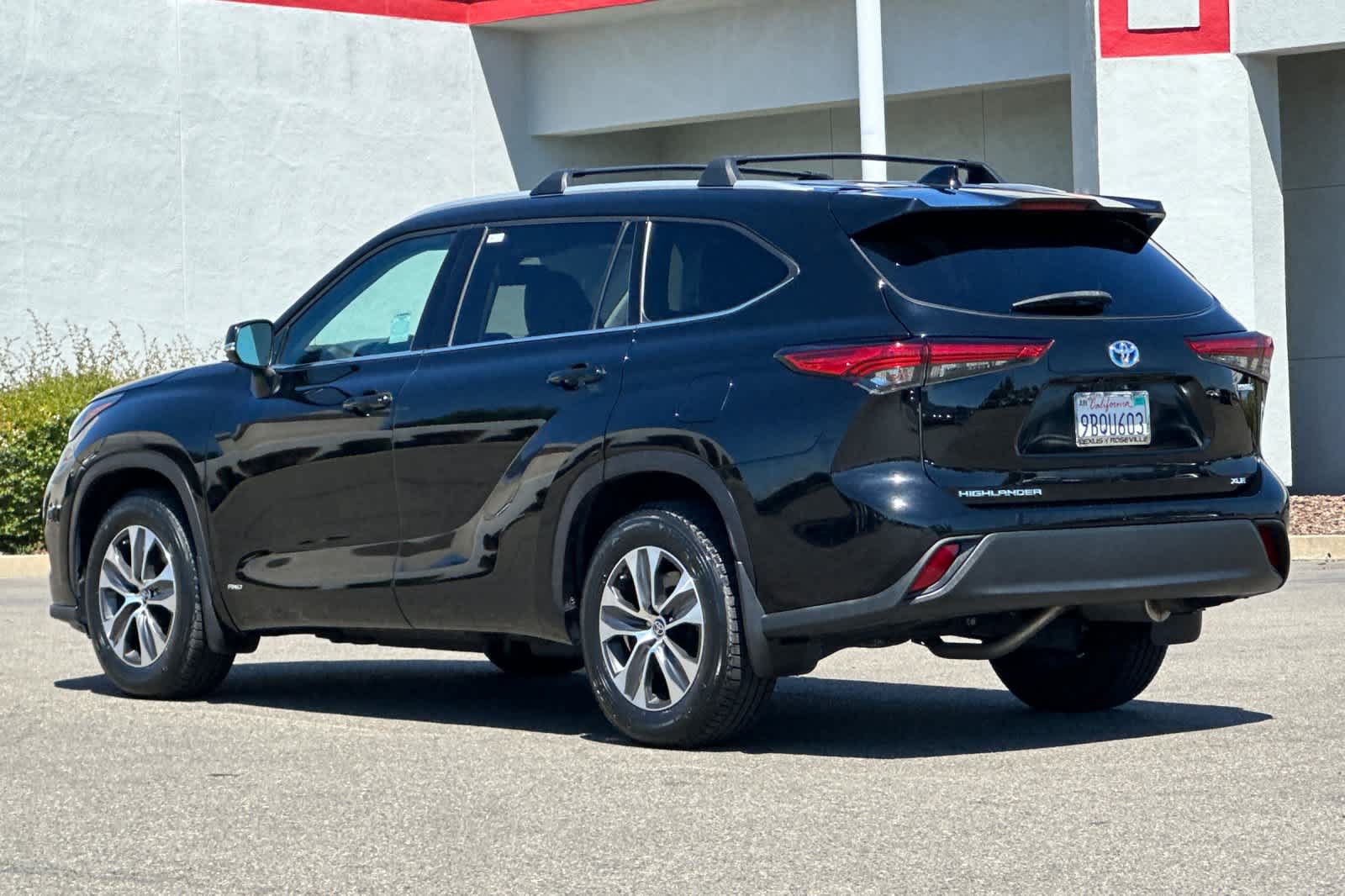 Used 2022 Toyota Highlander XLE AWD/4WD image 7