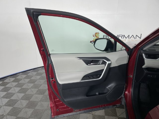 Used 2021 Toyota RAV4 XLE AWD/4WD image 31
