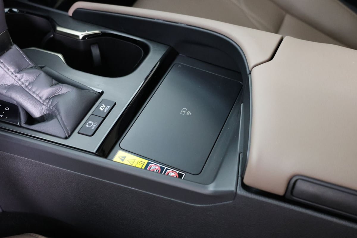 Used 2024 Lexus ES 300h Ultra Luxury w/ Accessory Package (Z2) FWD image 27