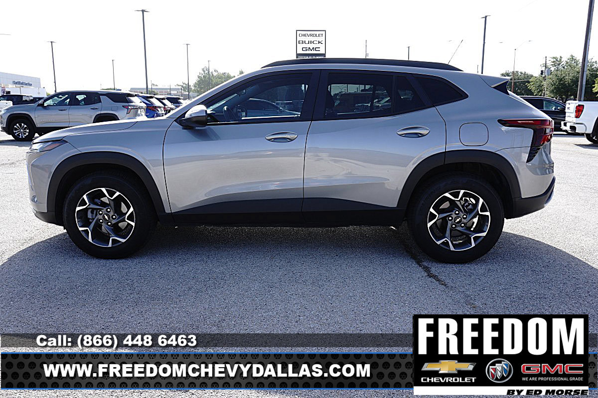 Used 2025 Chevrolet Trax LT w/ Driver Confidence Package FWD image 4