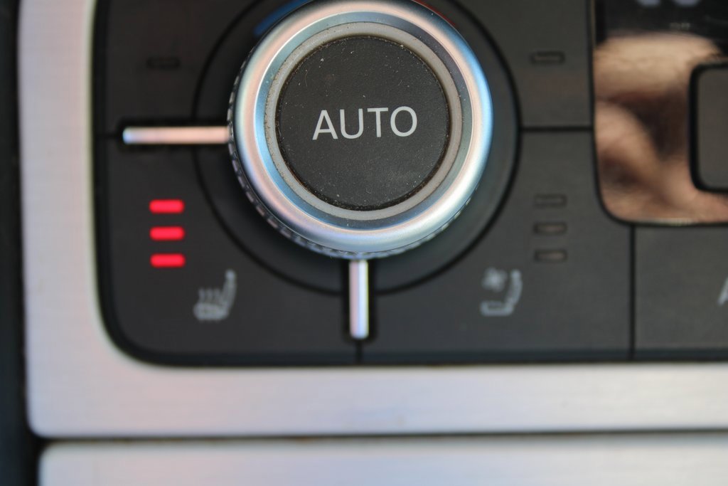 Used 2017 Volkswagen Touareg Wolfsburg Edition image 40