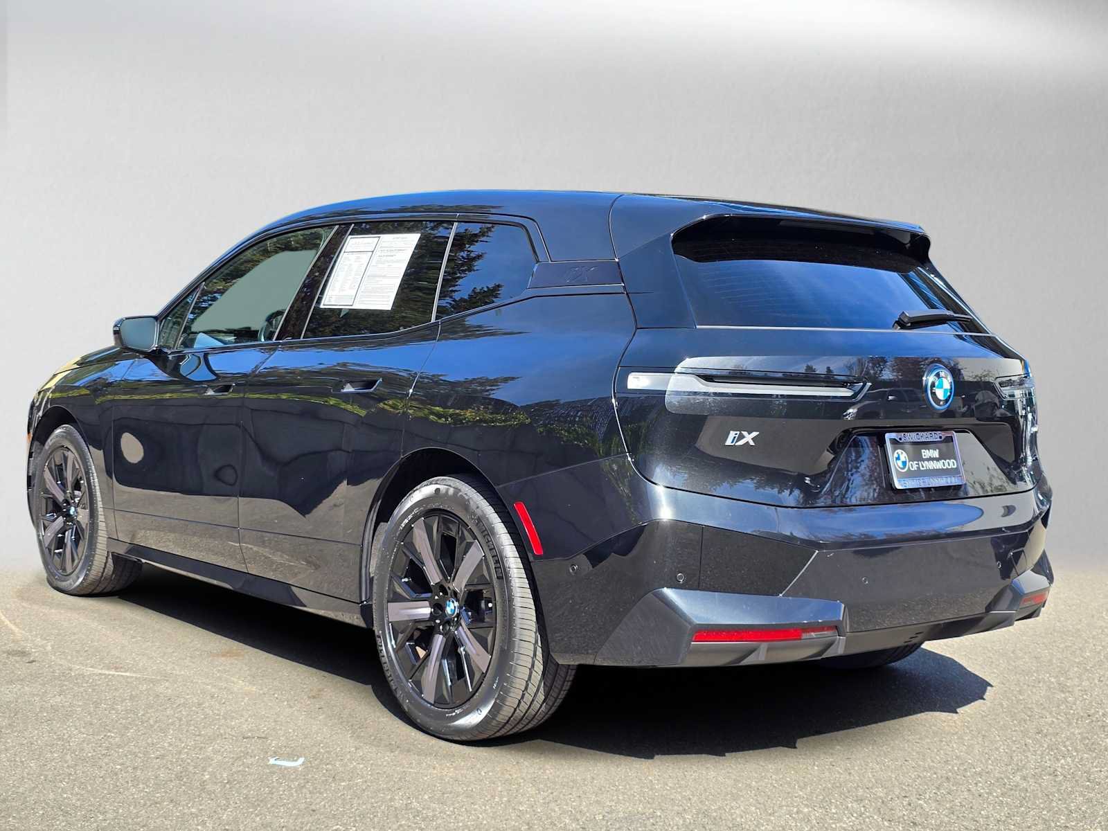Used 2024 BMW iX xDrive50 w/ Premium Package AWD/4WD image 5