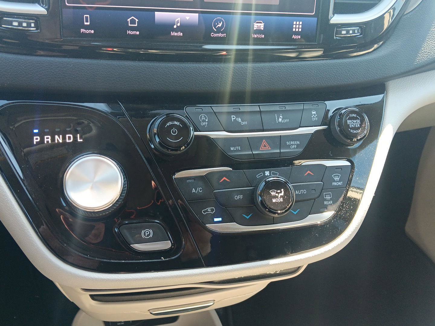 Used 2023 Chrysler Pacifica Touring-L FWD image 16