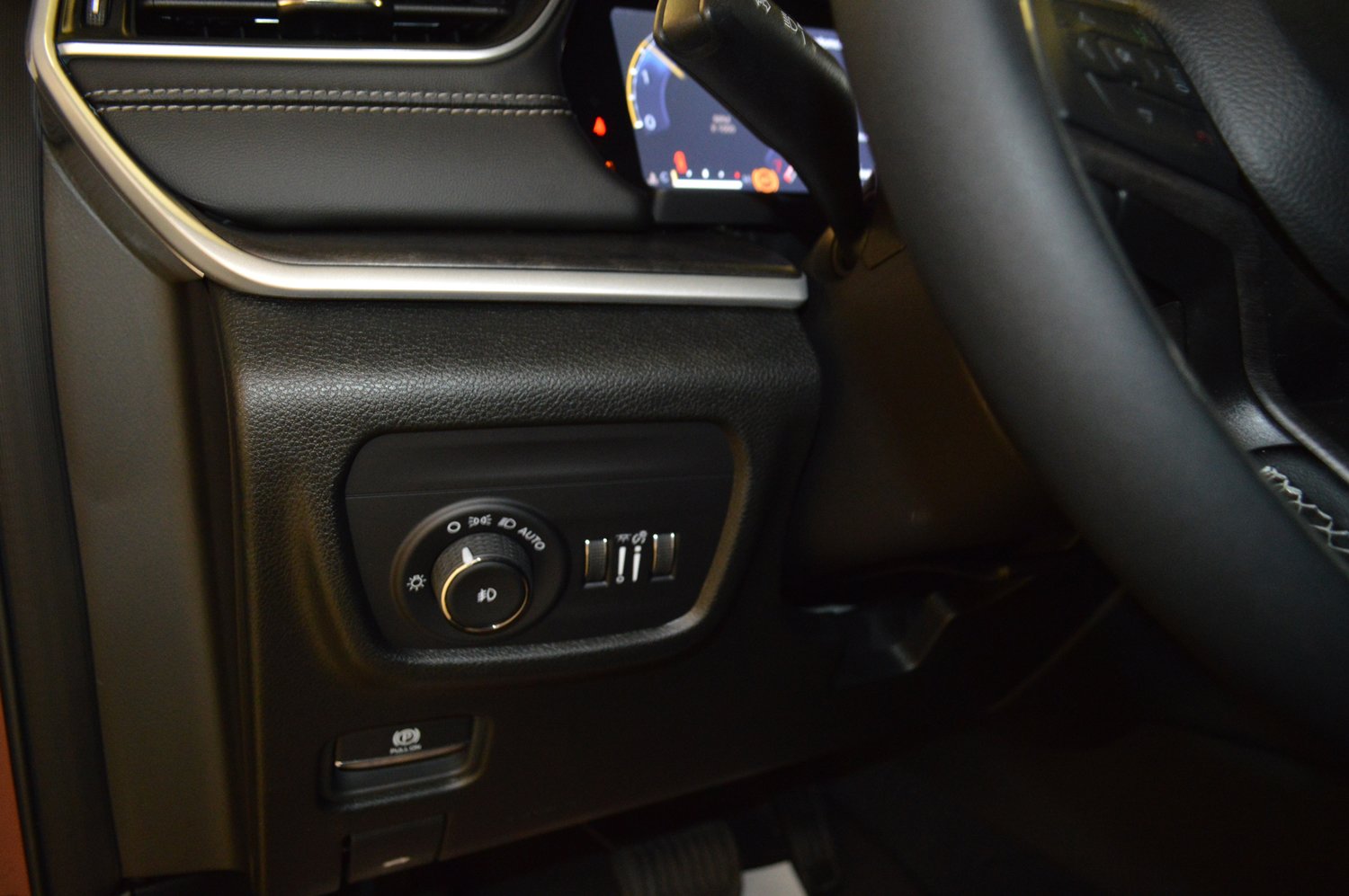 Used 2025 Jeep Grand Cherokee Limited w/ Black Appearance Package image 16