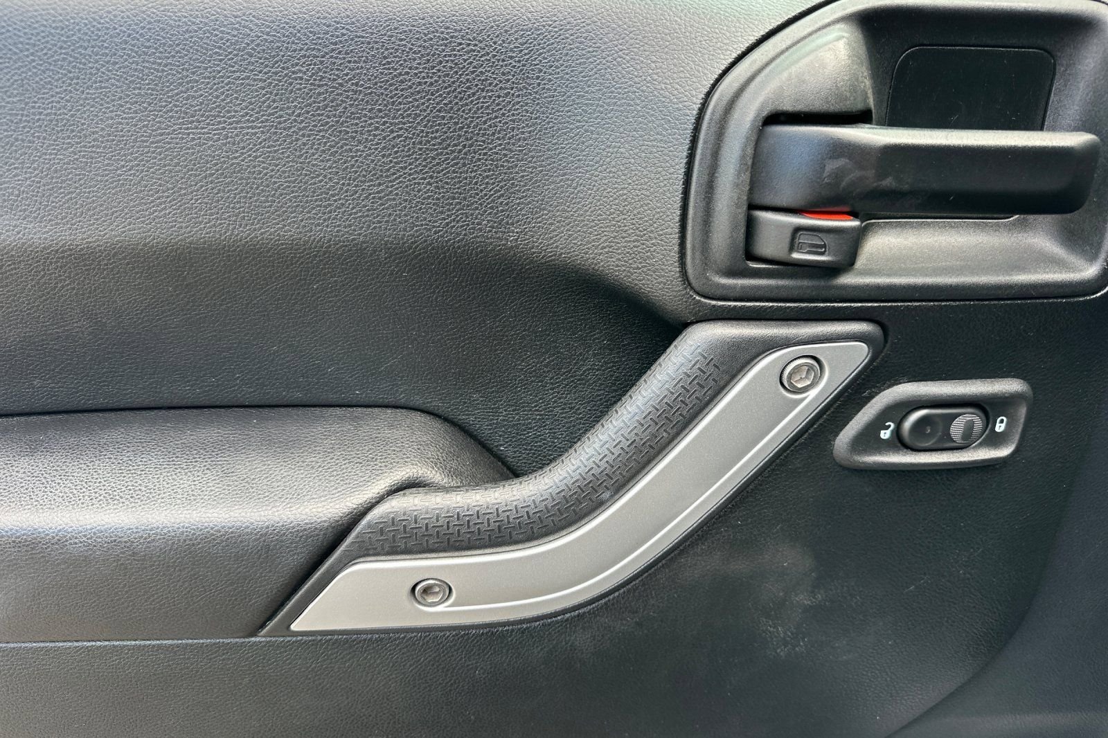 Used 2018 Jeep Wrangler Unlimited Sahara AWD/4WD image 11