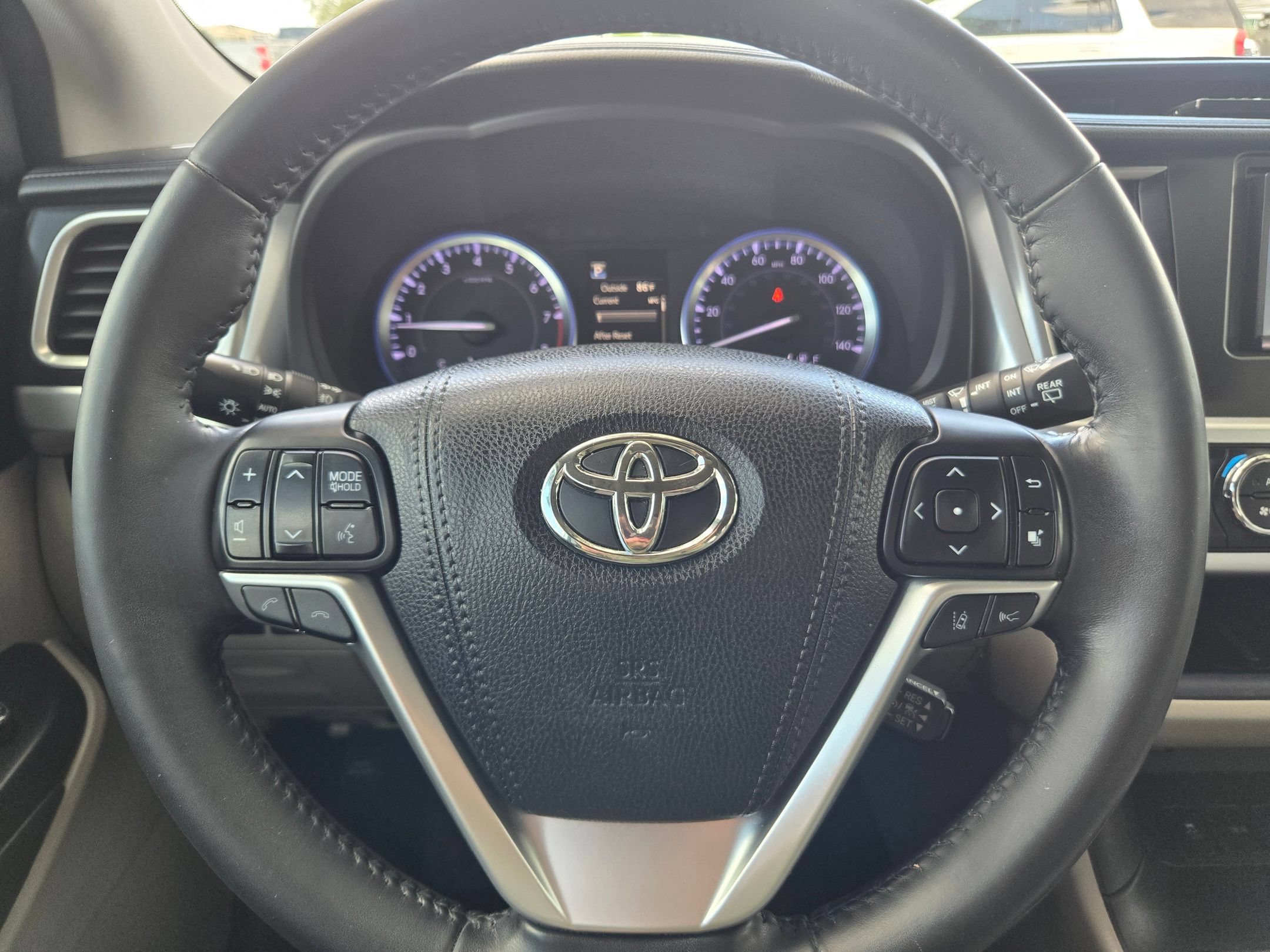 Used 2018 Toyota Highlander Limited w/ Carpet Mat Package (TMS) AWD/4WD image 11