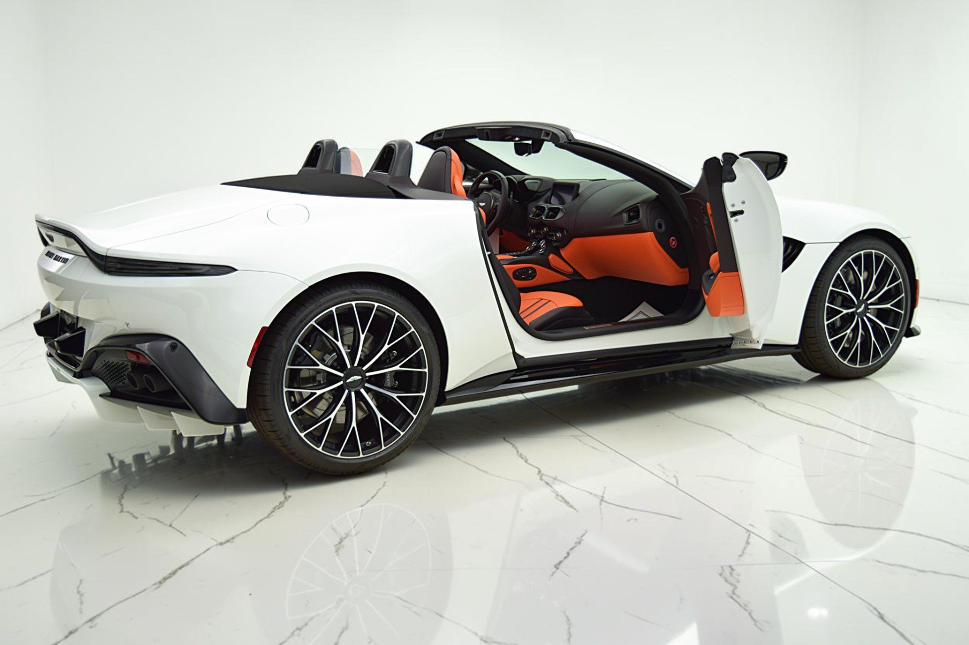 Used 2023 Aston Martin V8 Vantage Roadster RWD image 11