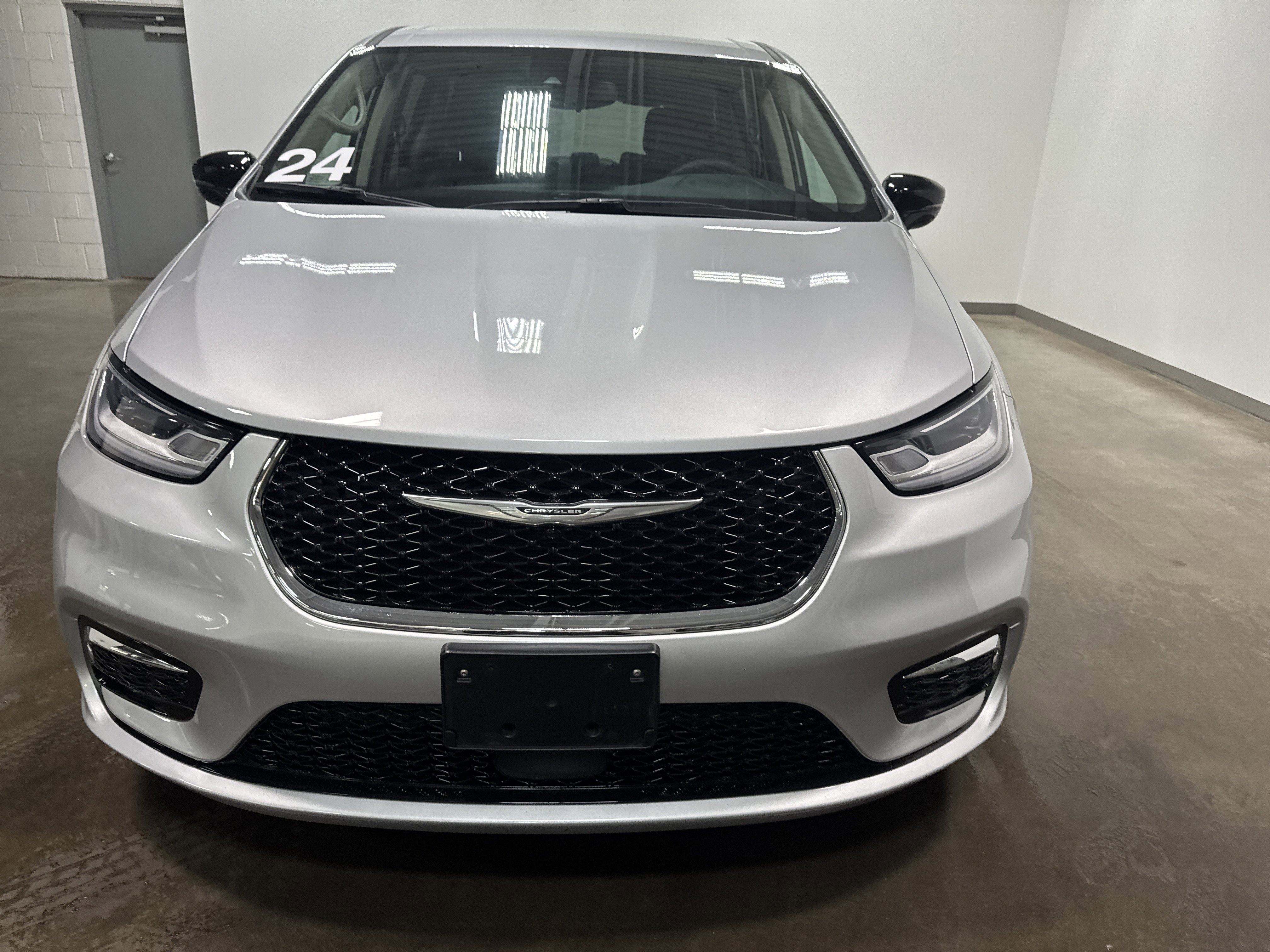 Used 2024 Chrysler Pacifica Select image 8