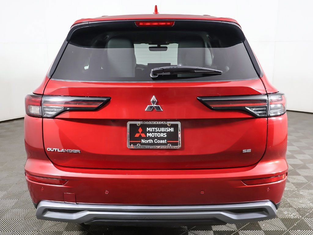 Used 2025 Mitsubishi Outlander SE image 13