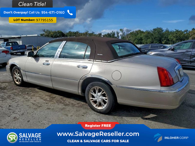 Used 2001 Lincoln Town Car Signature image 3