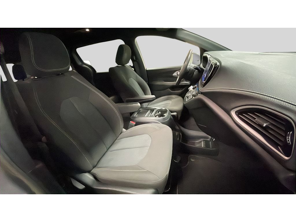 Used 2023 Chrysler Pacifica Touring image 16