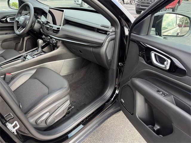 New 2025 Jeep Compass Latitude w/ Sun & Sound Group image 16