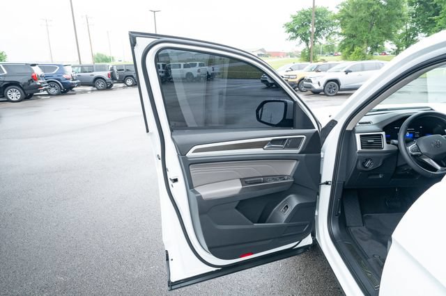 Certified 2022 Volkswagen Atlas SE w/ Black Wheel Package AWD/4WD image 13
