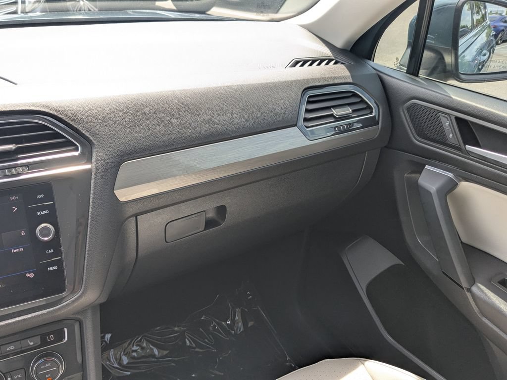 Used 2019 Volkswagen Tiguan SE w/ Panoramic Sunroof Package FWD image 4