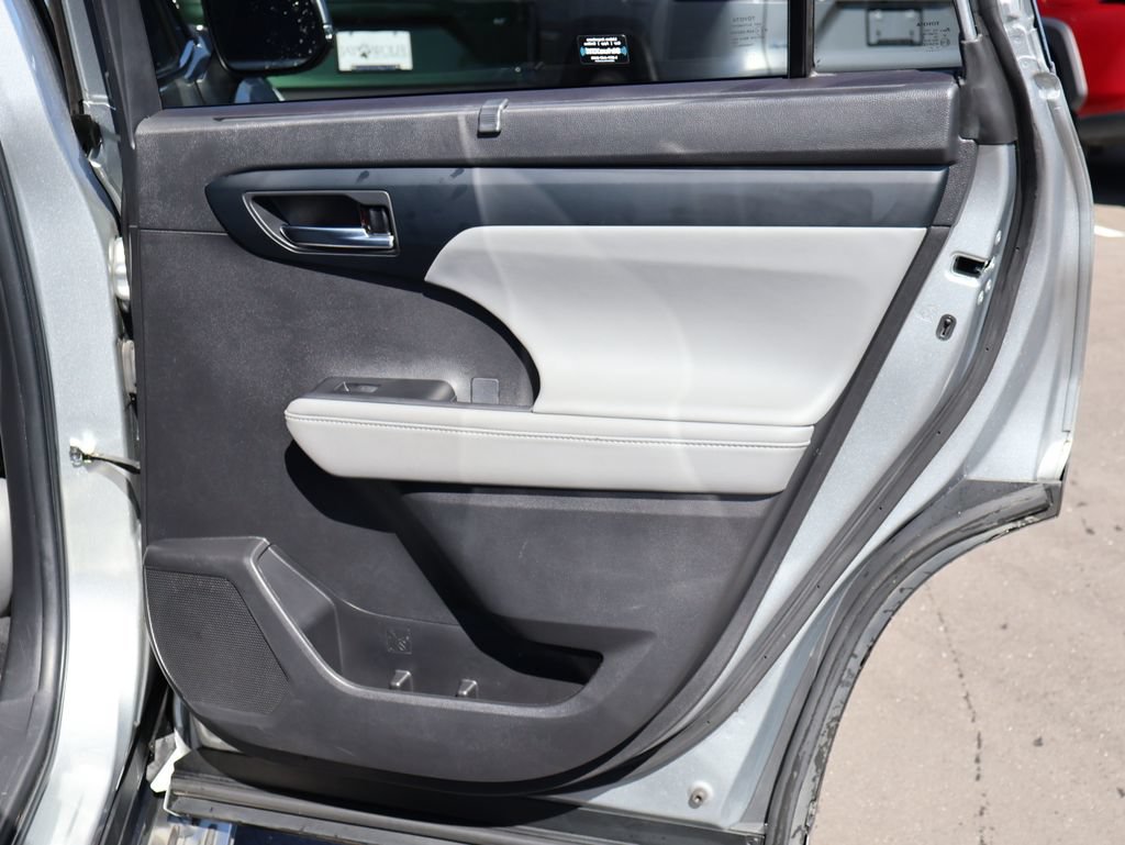 Used 2022 Toyota Highlander XLE FWD image 15